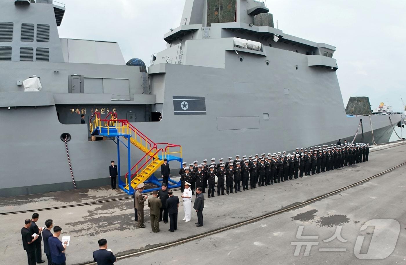 &#40;평양 노동신문=뉴스1&#41; =지난 8월 김정은 당 총비서가 구축함 &#39;최현&#39;호를 방문해 함의 무장체계통합운영시험과정과 구축함 해병들의 훈련 및 생활정형을 료해&#40;점검&#41;하고 있는 모습. [국내에서만 사용가능. 재배포 금지. DB 금지. For Use Only in the Republic of Korea. Redistribution Prohibited] rodongphoto@news1.kr