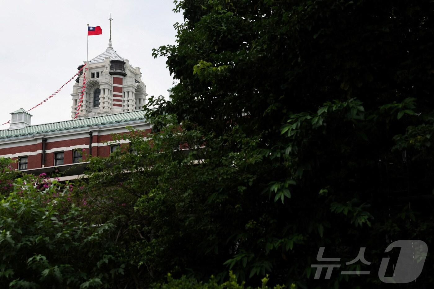 대만 타이베이의 총통부 건물 위에서 대만 국기가 펄럭이고 있다. <자료 사진> 2024.05.20. ⓒ 로이터=뉴스1 ⓒ News1 윤다정 기자
