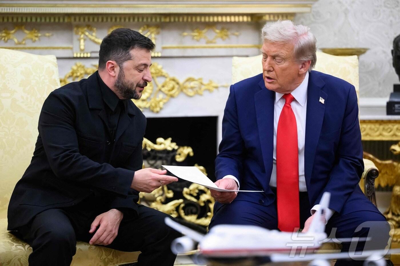 도널드 트럼프 미국 대통령과 볼로디미르 젤렌스키 우크라이나 대통령이 18일(현지시간) 워싱턴DC 백악관 오벌오피스에서 러시아-우크라이나 전쟁 종식안 논의를 위한 회담을 갖고 있다. 2025.08.18. ⓒ AFP=뉴스1