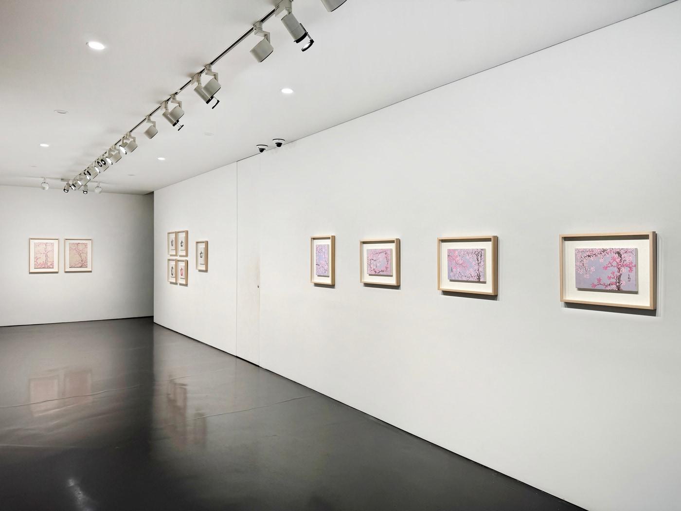 본문 이미지 - '허달재 소품전-매화, 돌, 그리고 찻잔과 주전자' 전시 전경. (이화익갤러리 제공)