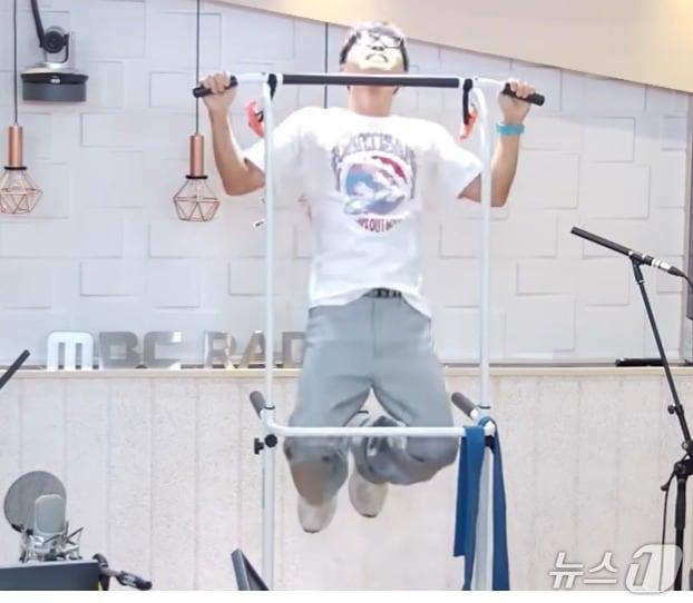 본문 이미지 -  가수 이승환이 18일 오후  MBC라디오 '권순표의 뉴스 하이킥' 스튜디오에서 턱걸이를 하고 있는 모습. 이날 이승환은 턱걸이를 21개나 했다. (유튜브 갈무리)  ⓒ 뉴스1