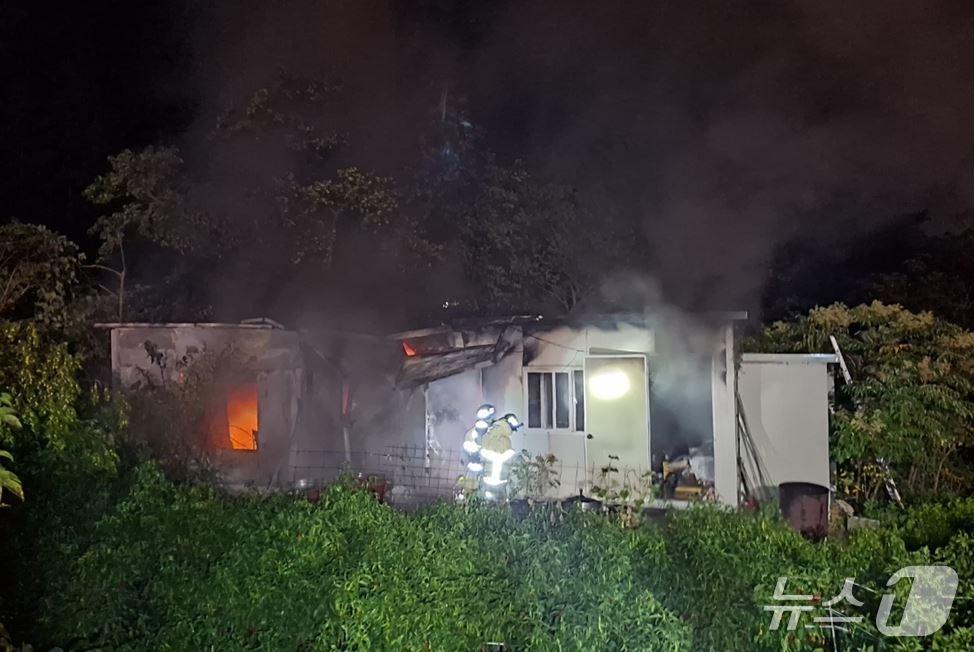 본문 이미지 - 18일 오후 8시 53분쯤 경북 경주시 건천읍 송선리 한 농산물 창고에서 원인을 알 수 없는 불이나 소방당국이 진화 하고 있다.(경북소방본부 제공. 재판매 및 DB 금지)2025.8.19/뉴스1