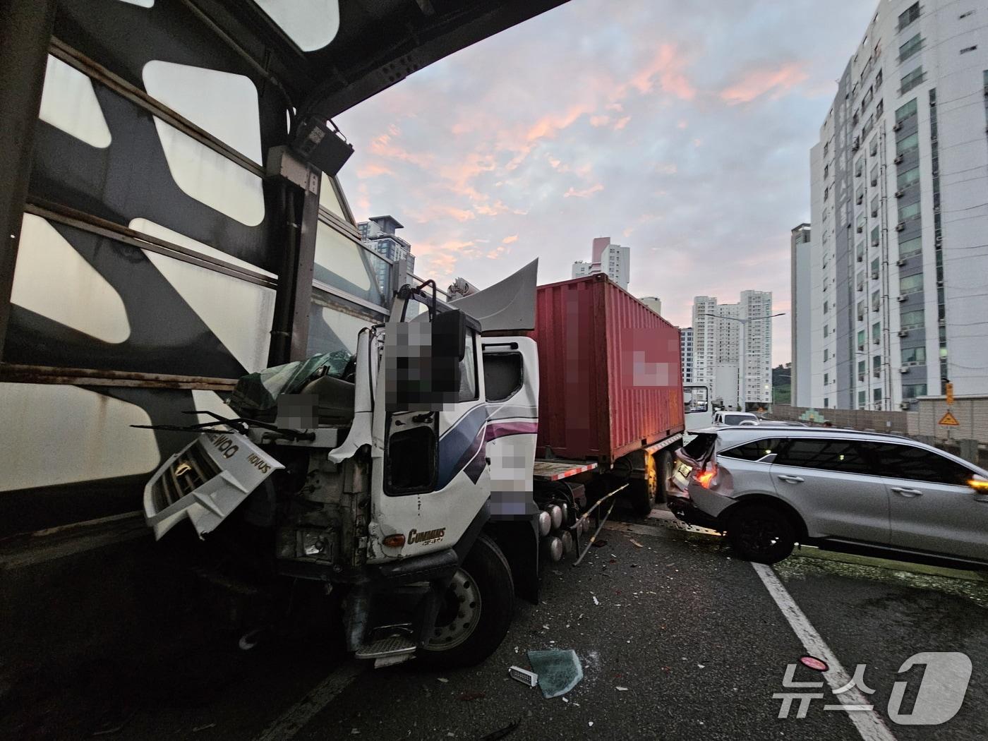 본문 이미지 - 19일 오전 부산 동서고가로 교통사고 현장.&#40;부산경찰청 제공. 재판매 및 DB 금지&#41;
