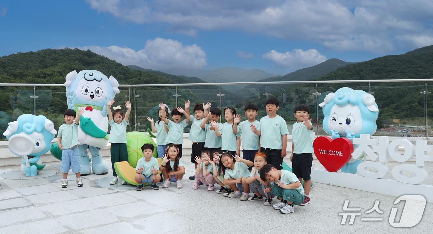 아이들이 칠갑타워 전망대에서 단체사진을 찍고 있다.