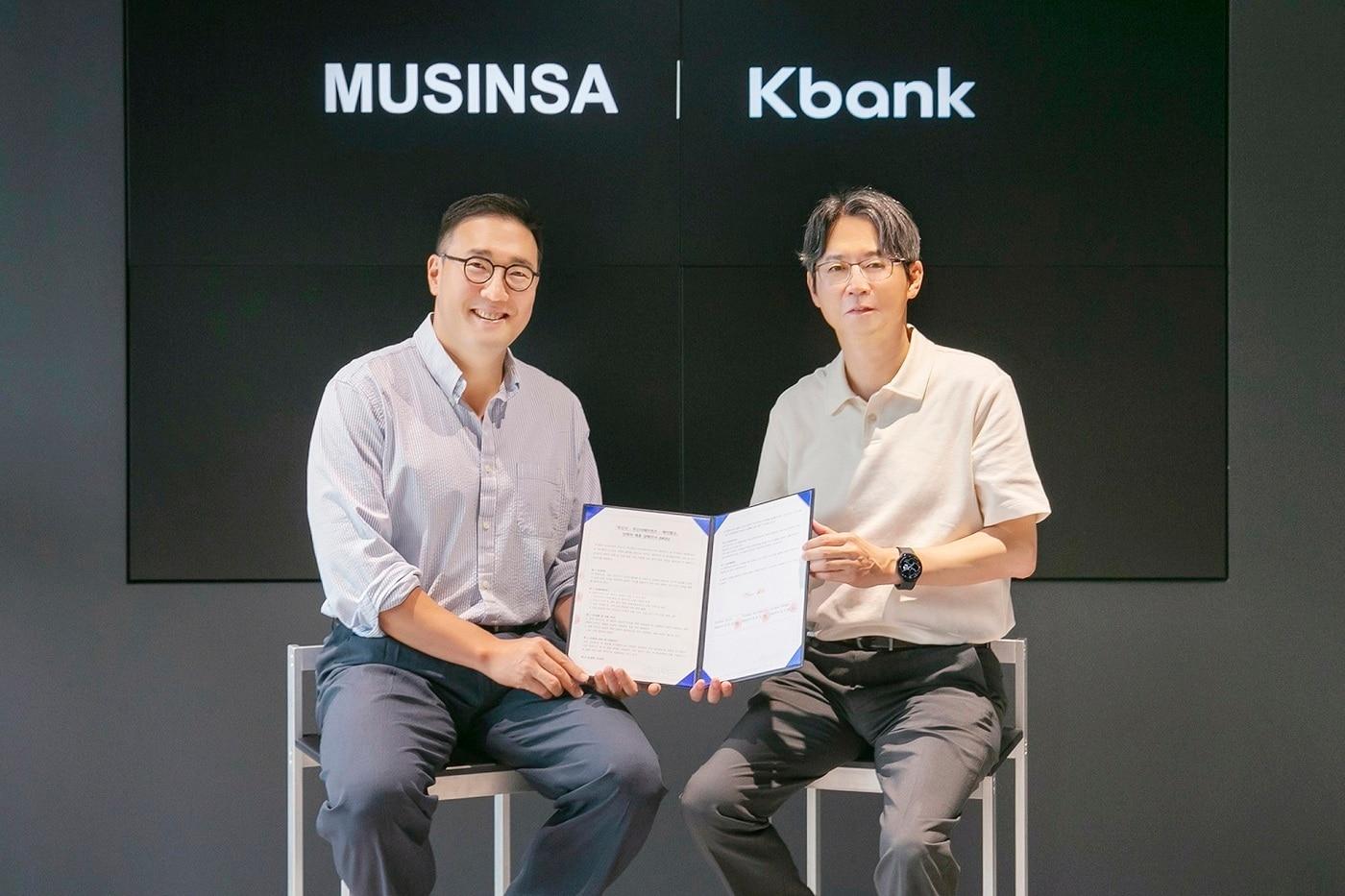 서울 성수동 무신사 본사에서 강병주 케이뱅크 사업본부장&#40;오른쪽&#41;과 최영준 무신사페이먼츠 대표 겸 무신사 CFO가 업무협약식에 참석해 기념촬영을 하고 있다. &#40;케이뱅크 제공&#41;