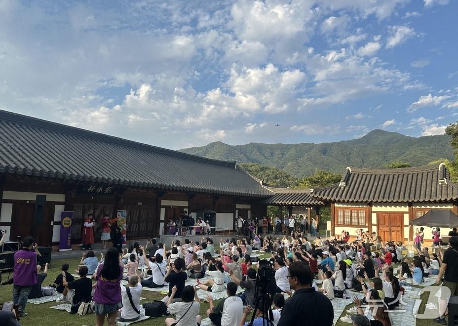 본문 이미지 - 완주 대승한지마을에서 야구 응원 동작을 배우는 대만 관광객들의 모습&#40;한국관광공사 제공&#41;