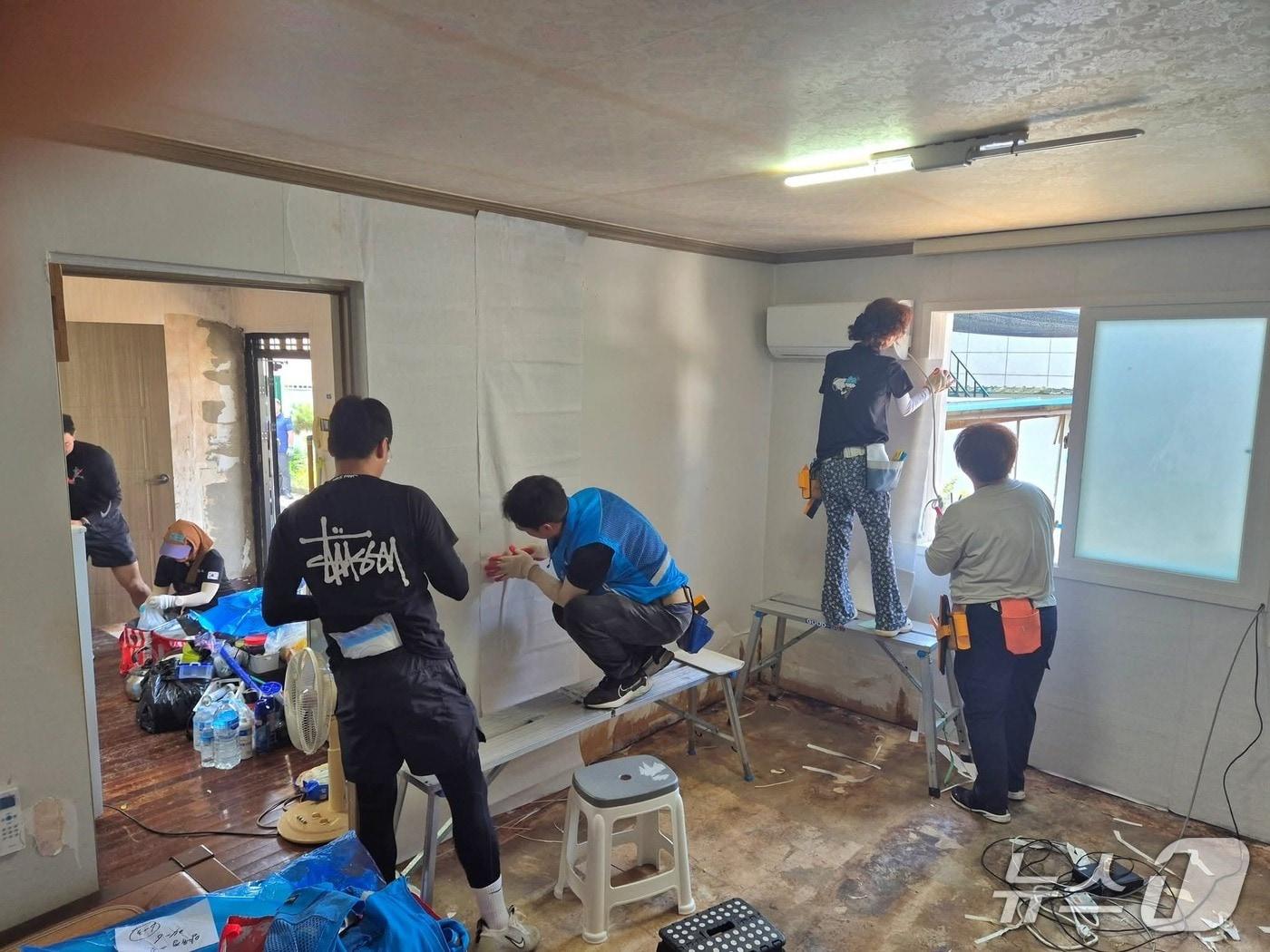 본문 이미지 - 지난 2일 부춘동 일원에서 진행된 도배장판 봉사활동 모습(서산시 제공. 재판매 및 DB금지)2025.8.19/뉴스1