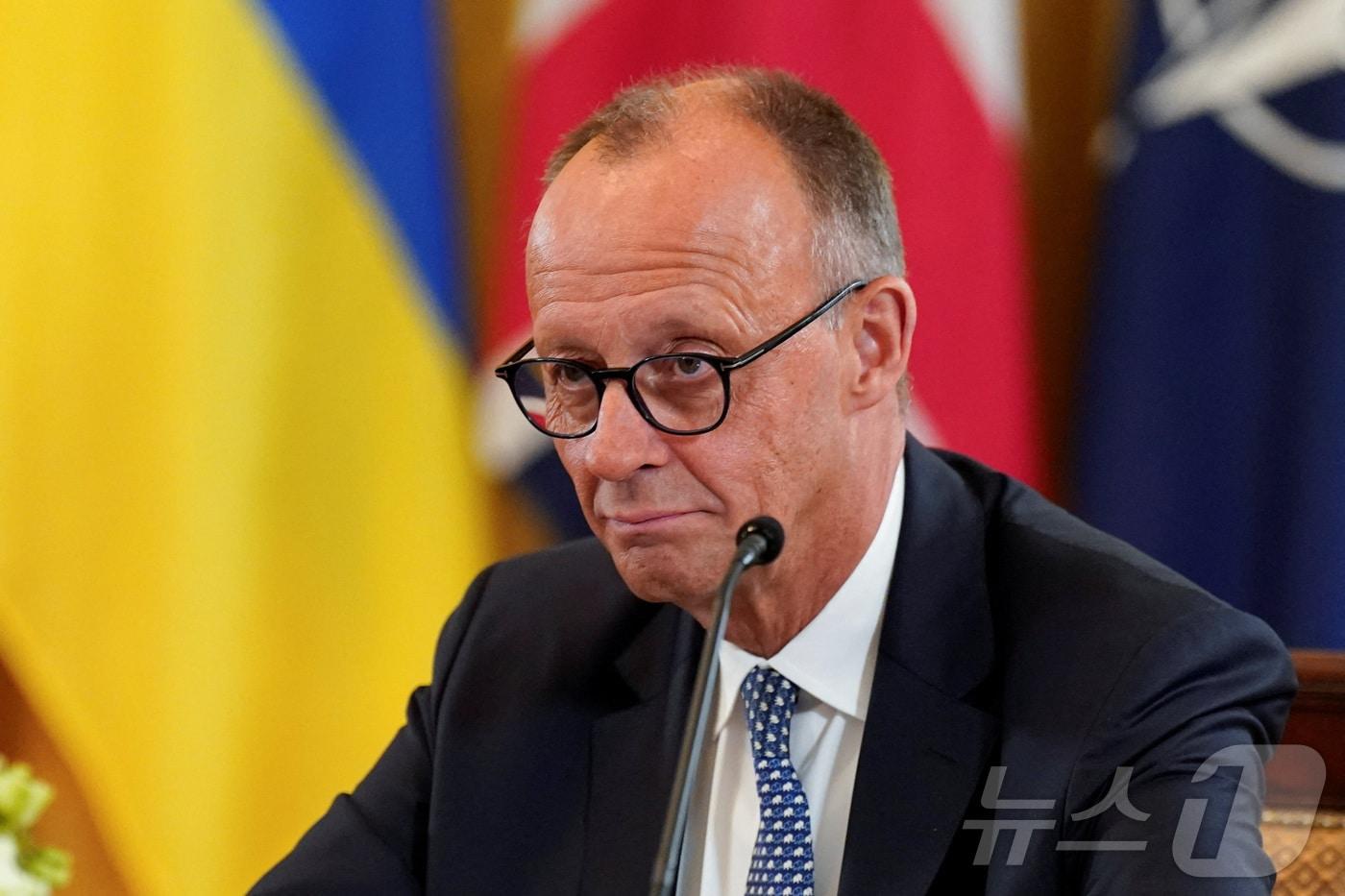 18일(현지시간) 독일의 프리드리히 메르츠 총리가 미국 워싱턴 D.C. 백악관에서 열린 유럽 정상 회의에 참석했다. 이번 회의에는 도널드 트럼프 미국 대통령, 볼로디미르 젤렌스키 우크라이나 대통령, 그리고 유럽 각국 정상들이 함께했으며, 러시아의 우크라이나 전쟁 종식을 위한 방안을 논의했다. ⓒ 로이터=뉴스1