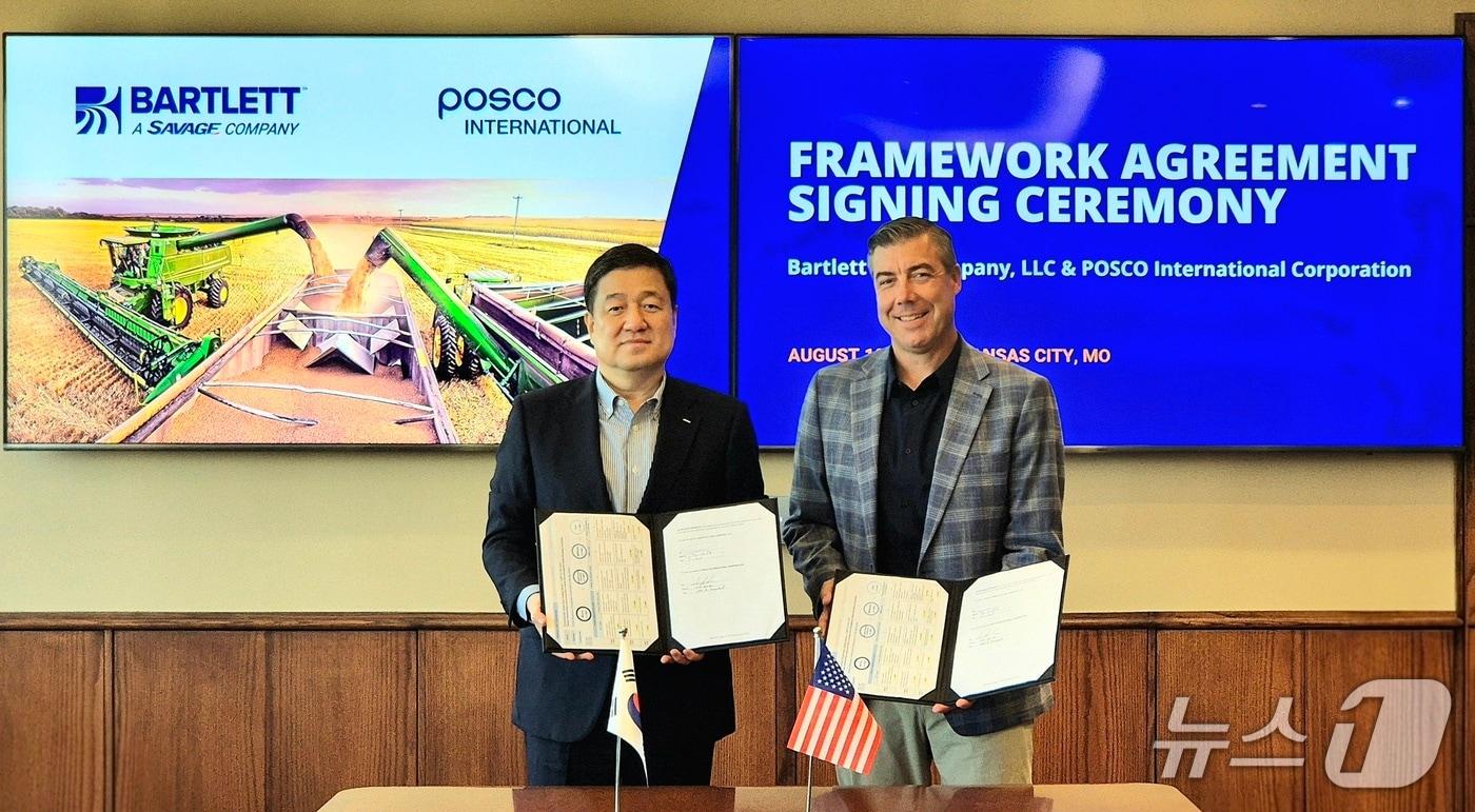 포스코인터내셔널이 미국 바틀렛과 18일(현지시간) 미국 캔자스시티에서 업무협약을 체결했다. 사진 왼쪽부터 이계인 포스코인터내셔널 사장, 조 그리피스(Joe Griffith) 바틀렛 사장. (사진제공 = 포스코인터내셔널) 