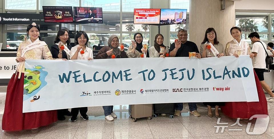 본문 이미지 - 지난 16일 제주국제공항에서 열린 티웨이항공 탑승 싱가포르 관광객 환영 행사.(제주관광공사 제공, 재판매 및 DB 금지)