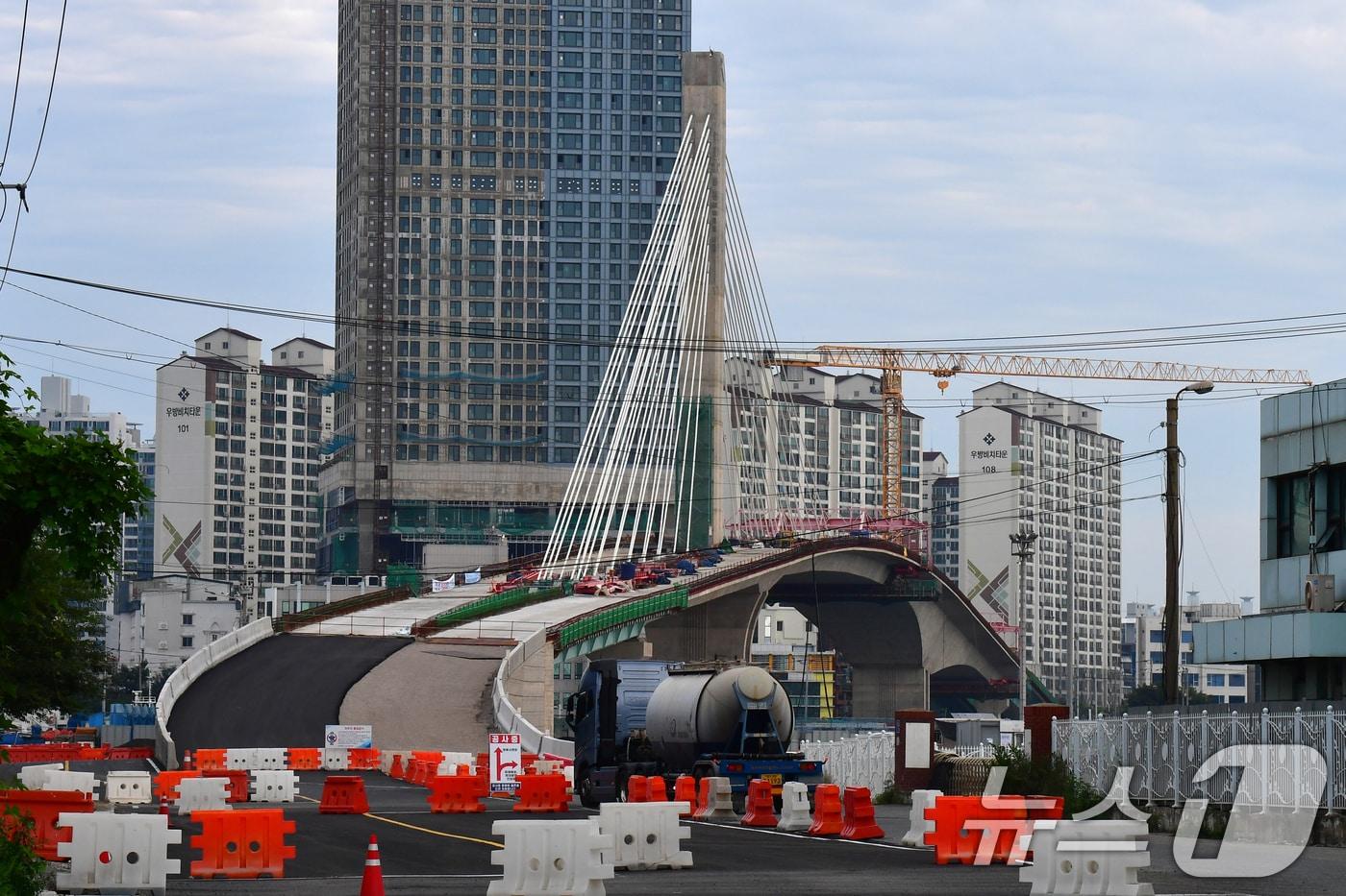 오는 11월 준공 예정이던 포항 해오름대교 공사가 전면 중단되면서 공사 장비들이 철수했다.  2025.8.19/뉴스1 ⓒ News1 최창호 기자