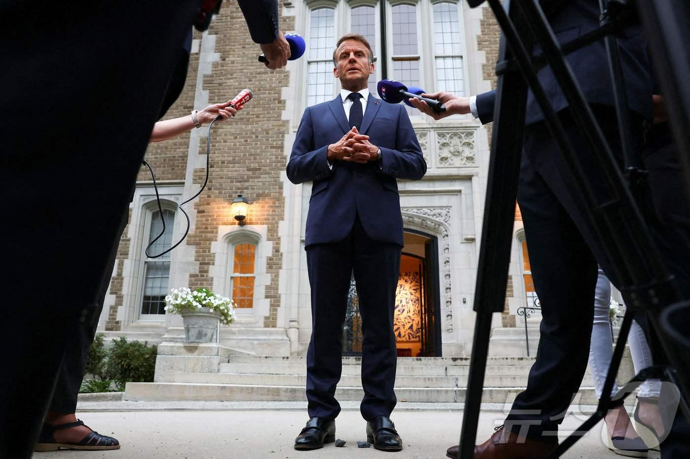 18일(현지시간) 워싱턴 D.C. 주재 프랑스 대사관에서 열린 기자회견에서 에마뉘엘 마크롱 프랑스 대통령이 발언하고 있다. 마크롱 대통령은 도널드 트럼프 미국 대통령, 볼로디미르 젤렌스키 우크라이나 대통령, 유럽 지도자들과 함께 러시아-우크라이나 전쟁 종식을 위한 협상을 논의한 뒤 언론과 만났다.ⓒ AFP=뉴스1