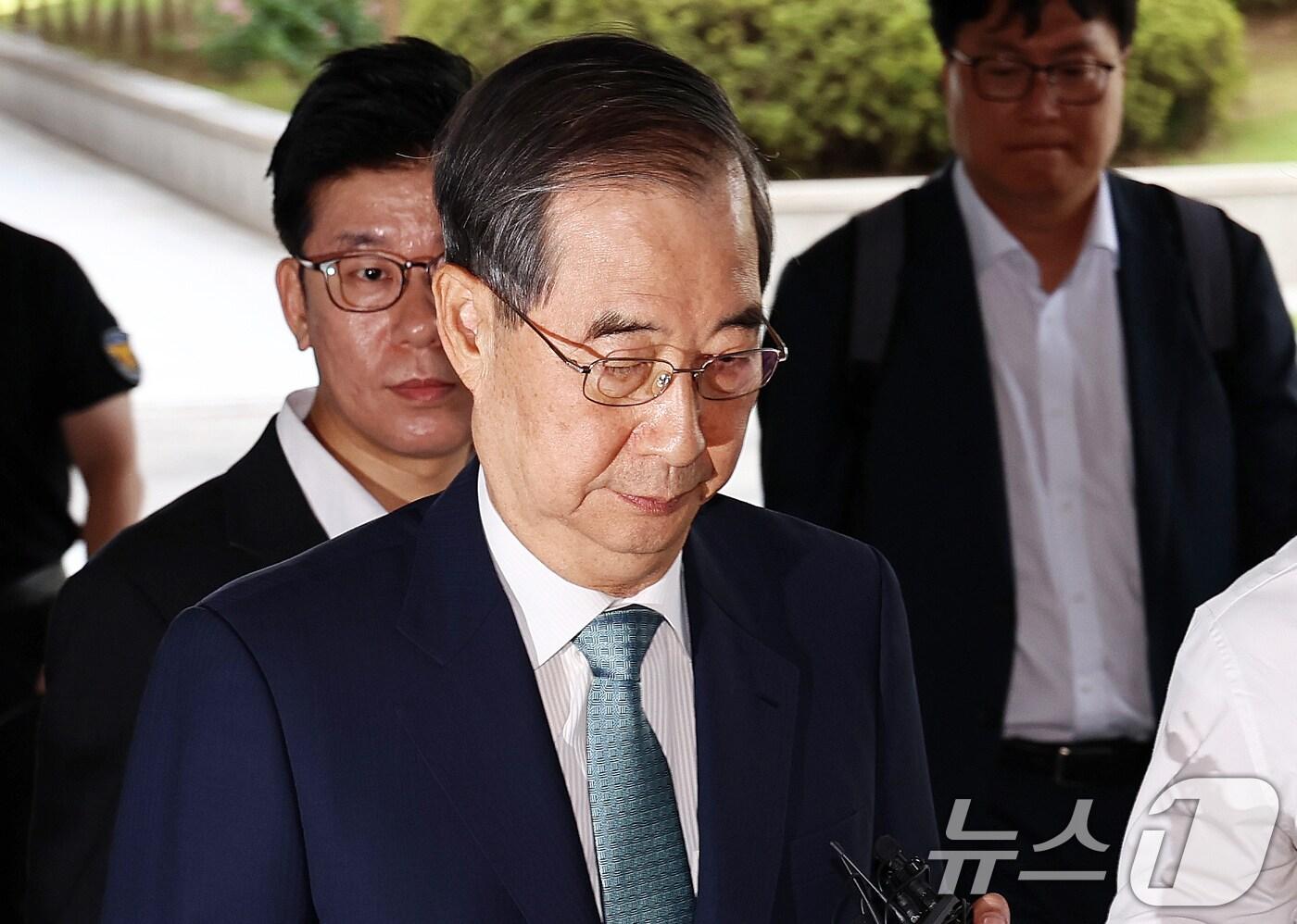 한덕수 전 국무총리가 19일 오전 12·3 비상계엄 사태에 가담·방조한 혐의로 피의자 조사를 받기 위해 서초동 서울고등법원에 마련된 내란특별검사팀 사무실에 출석하고 있다. 2025.8.19/뉴스1 ⓒ News1 구윤성 기자