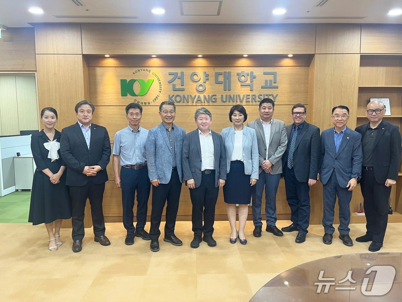 본문 이미지 - 왼쪽 다섯번째부터 건양대 김용하 총장, GMIT 발첵겔 바타르 총장. &#40;건양대 제공.재판매 및 DB금지&#41;/뉴스1