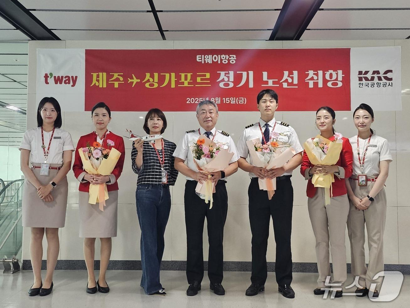 본문 이미지 - 티웨이항공은 지난 15일 제주국제공항에서 김세미 제주지점장(왼쪽에서 세 번째)과 관계자들이 참석한 가운데 제주-싱가포르 신규 취항식 행사를 진행했다. (티웨이항공 제공) 