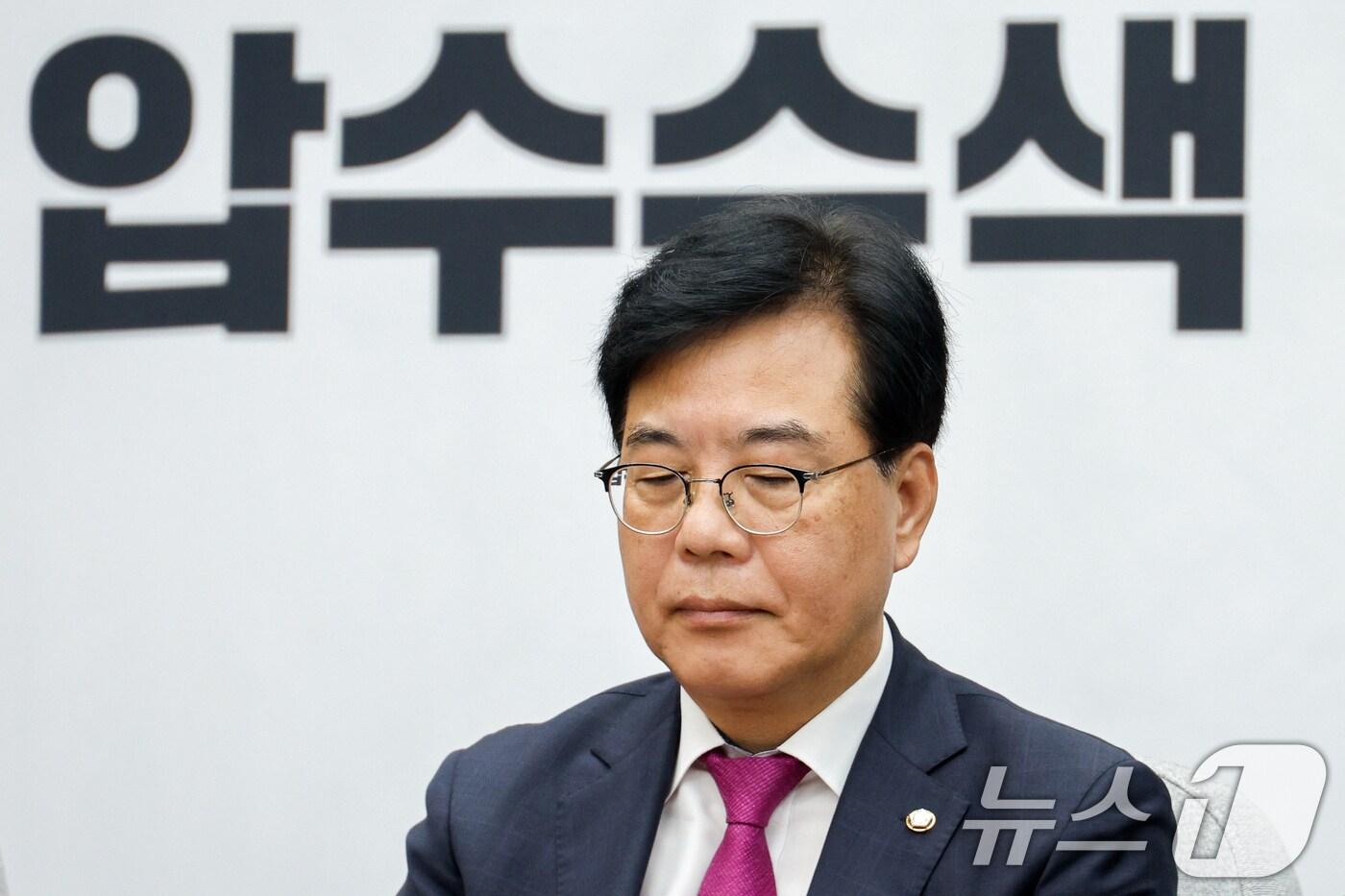 송언석 국민의힘 비상대책위원장 겸 원내대표가 19일 오전 서울 여의도 국회에서 열린 원내대책회의에 참석해 발언을 듣고 있다. 2025.8.19/뉴스1 ⓒ News1 안은나 기자