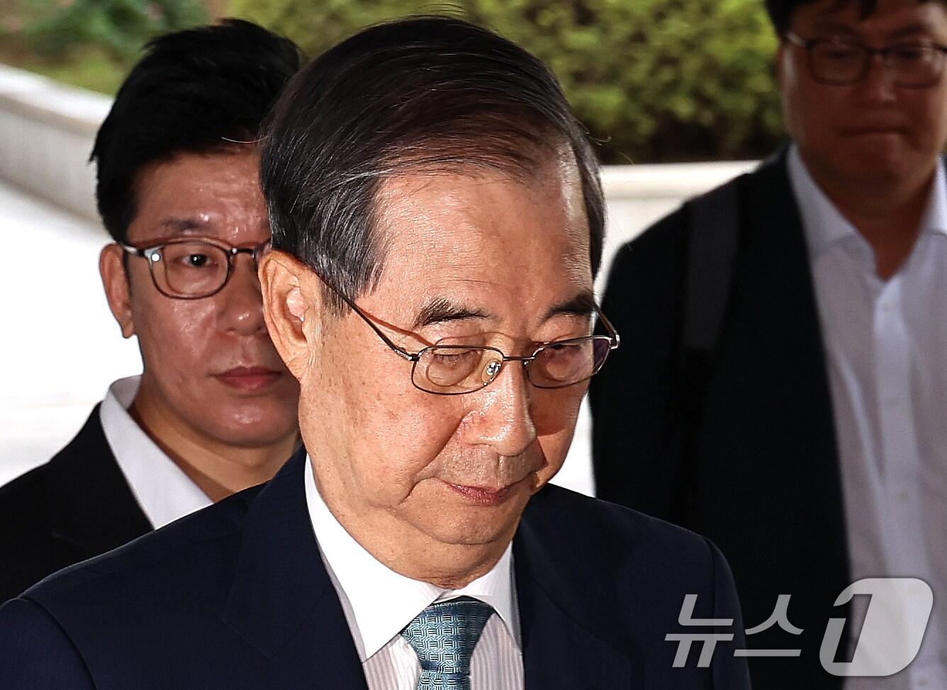 본문 이미지 - 한덕수 전 국무총리가 19일 오전 12·3 비상계엄 사태에 가담·방조한 혐의로 피의자 조사를 받기 위해 서초동 서울고등검찰청에 마련된 내란특별검사팀 사무실에 출석하고 있다. 2025.8.19/뉴스1 ⓒ News1 구윤성 기자