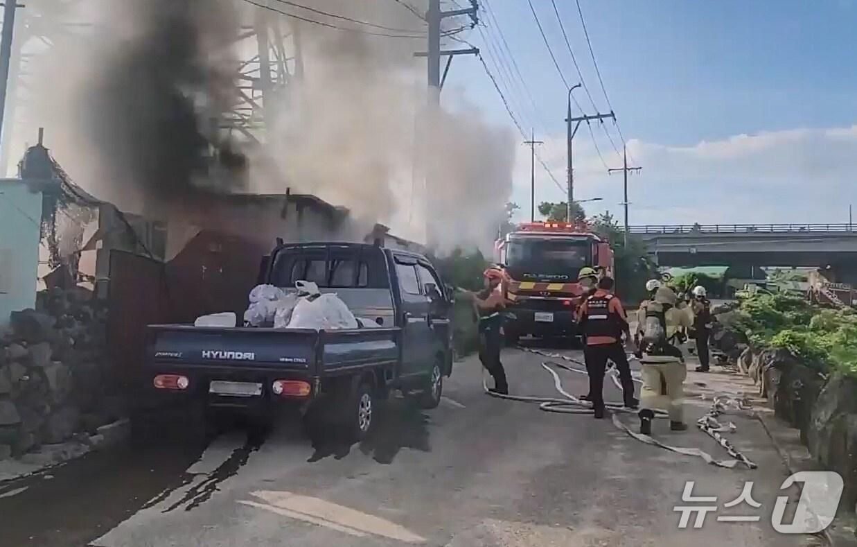 본문 이미지 - 19일 오전 제주시 봉개동에서 컨테이너에 불이 나 소방당국이 진압하고 있다.(제주도소방안전본부 제공. 재판매 및 DB 금지)