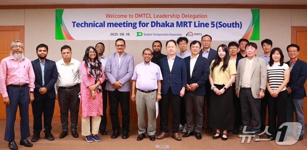 본문 이미지 - 연규양 사장(왼쪽 9번째)과 파루크 아흐메드 방글라데시 다카메트로 CEO(왼쪽 7번째)가 기념촬영 하고 있다.(대전교통공사 제공, 재판매 및 DB금지)/뉴스1