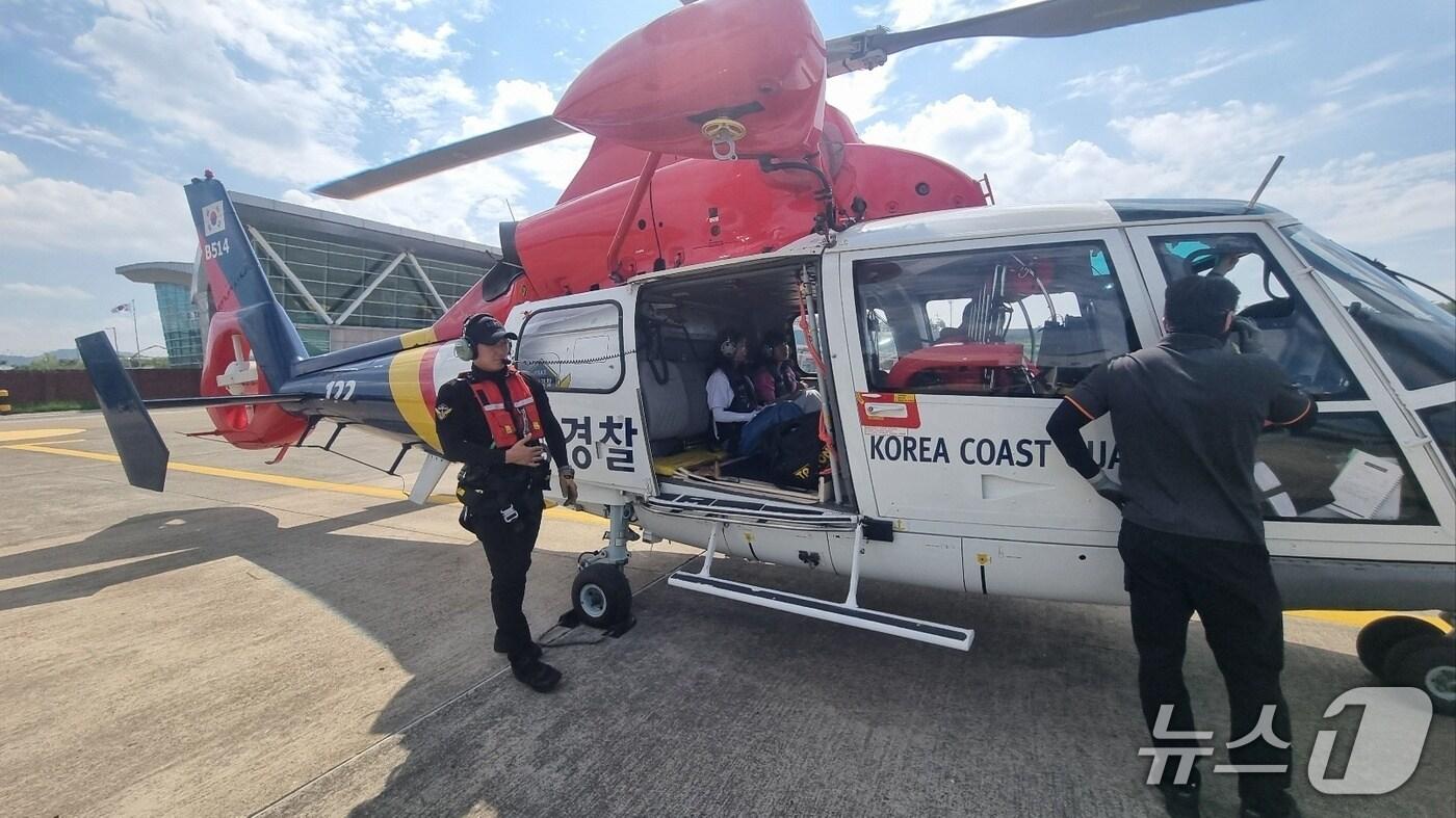 국립수산과학원 직원 헬기 탑승 장면.(동해해경청 제공, 재판매 및 DB 금지) 2025.8.19/뉴스1