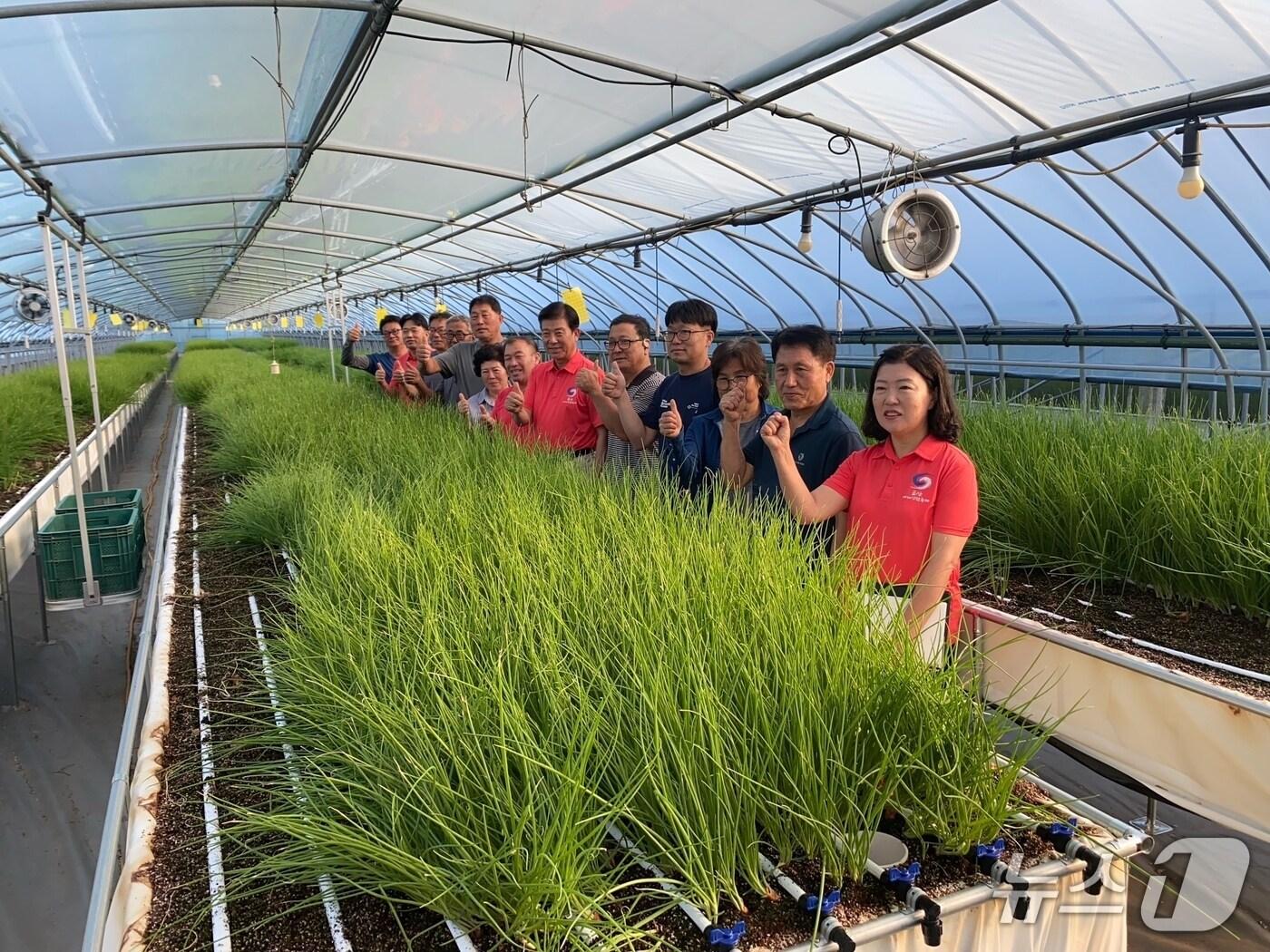 본문 이미지 - 박범인 금산군수 새벽 영농현장 방문 (금산군 제공.재판매 및 DB금지)/뉴스1