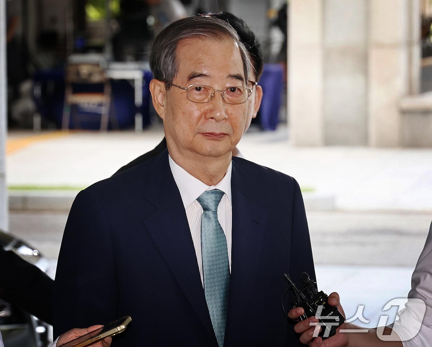 본문 이미지 - 한덕수 전 국무총리가 19일 오전 12·3 비상계엄 사태에 가담·방조한 혐의로 피의자 조사를 받기 위해 서초동 서울고등법원에 마련된 내란특별검사팀 사무실에 출석하고 있다. 2025.8.19/뉴스1 ⓒ News1 구윤성　기자