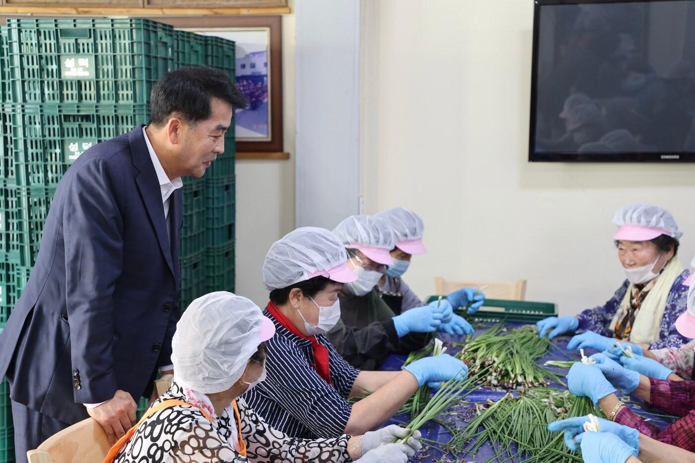 19일 오전 밥퍼 2호점에 들른 최재형 보은군수. (보은군 제공. 재판매 및 DB 금지)
