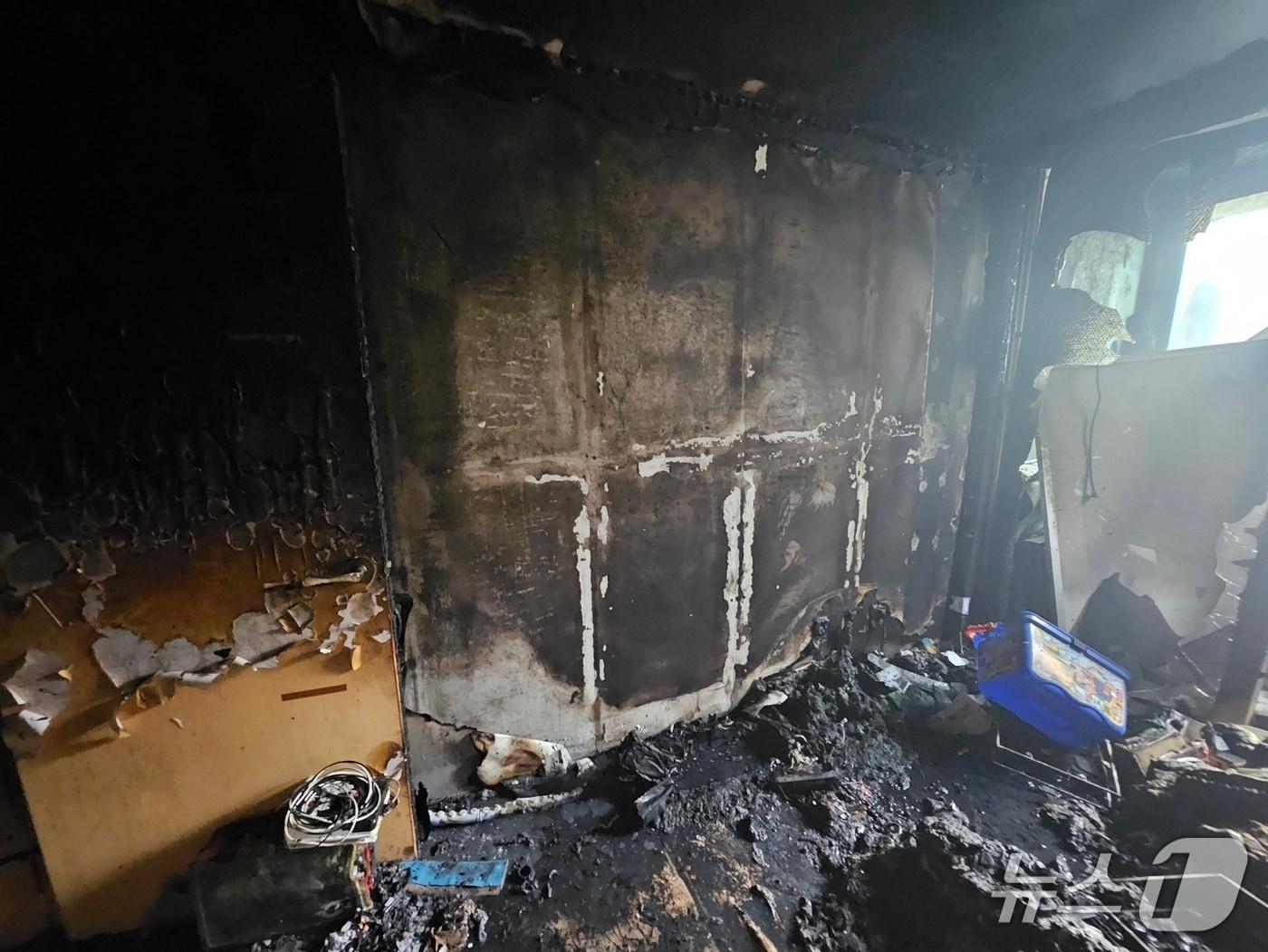 본문 이미지 - 경기 동두천 화재 현장&#40;동두천소방서 제공. 재판매 및 DB 금지&#41;/뉴스1