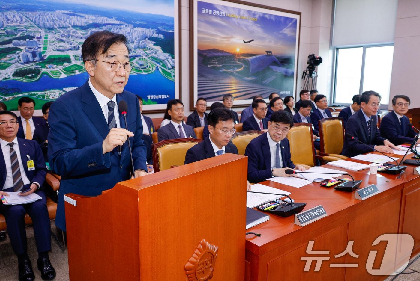 김윤덕 국토교통부 장관이 국회 국토교통위원회 전체회의에 출석해 발언하고 있다. 뉴스1 ⓒ News1 안은나 기자