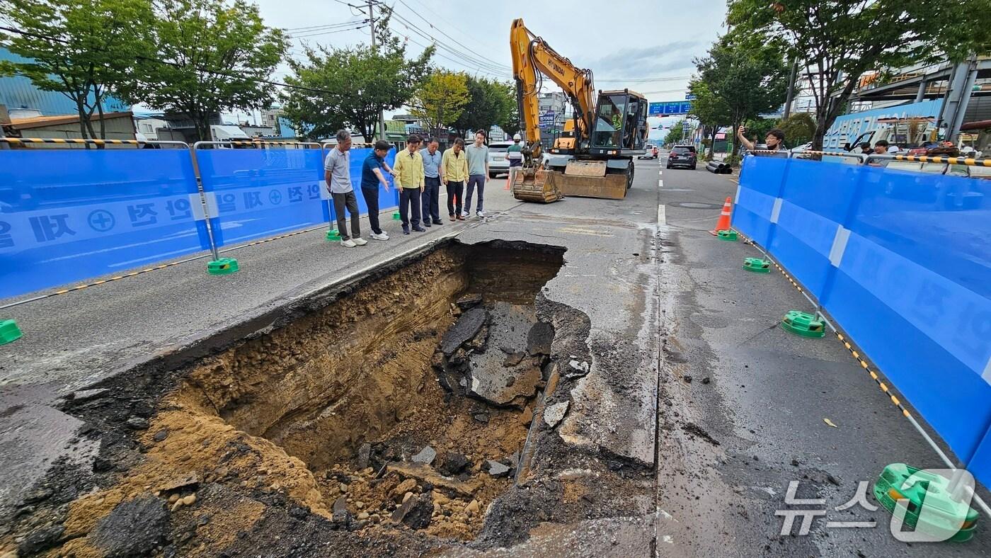 진주시 상평산단 내 도로에서 발생한 싱크홀.2023.9.17/뉴스1 한송학 기자