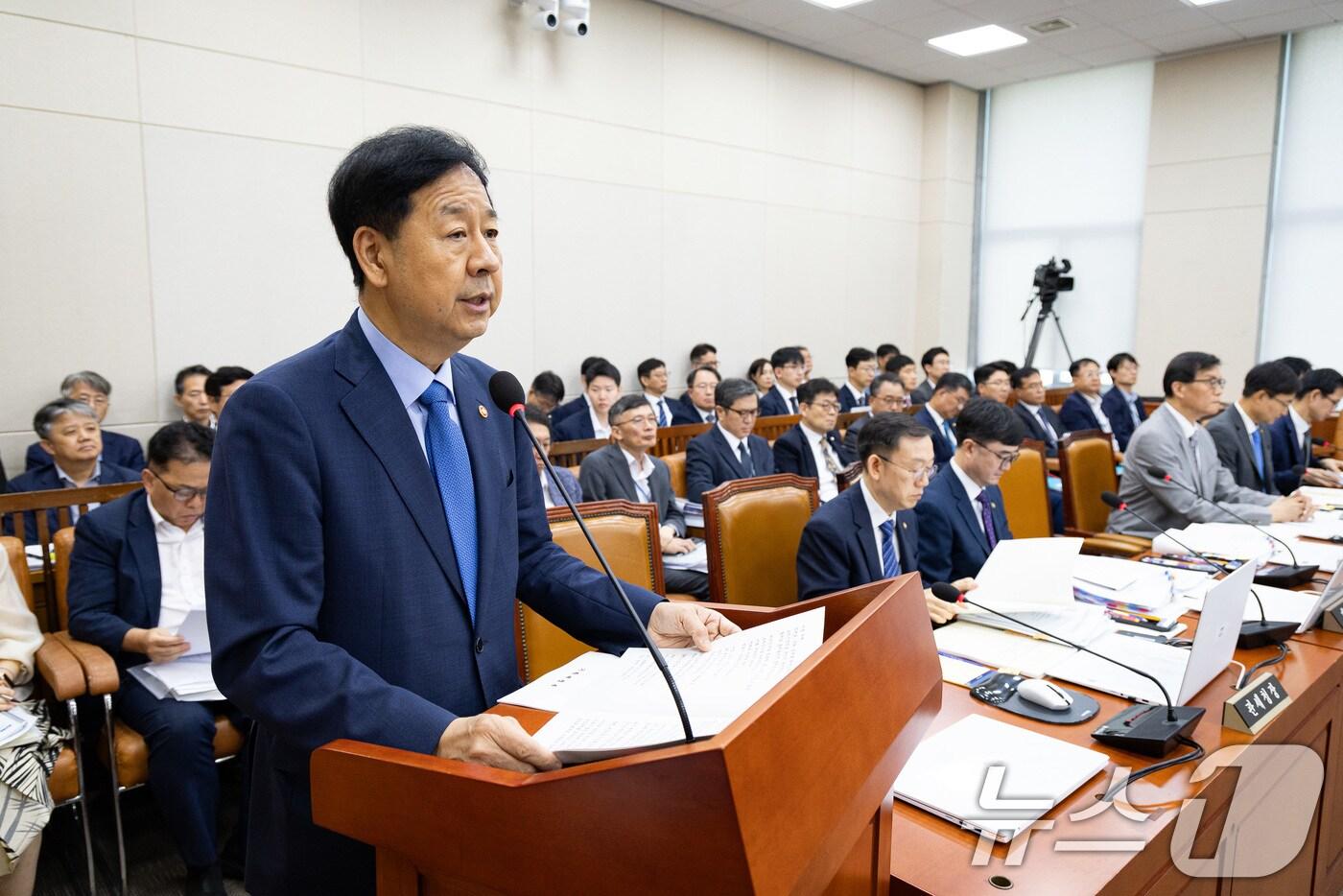 구윤철 경제부총리 겸 기획재정부 장관이 19일 서울 여의도 국회에서 열린 제428회 국회(임시회) 기획재정위원회 제2차 전체회의에 출석해 업무보고를 하고 있다. 2025.8.19/뉴스1 ⓒ News1 유승관 기자
