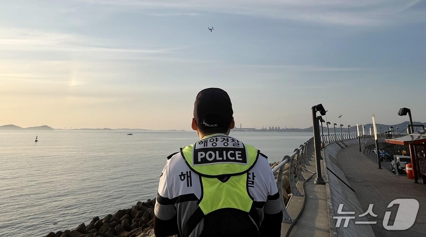 드론을 이용하여 해안을 순찰중인 보령해경. (보령해경 제공. 재판매 및 DB금지)2025.8.19/뉴스1