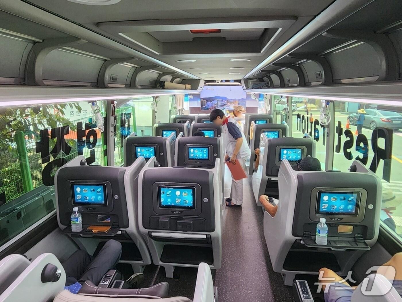 본문 이미지 - 지난 17일 제주시 도두일동 제주시민속오일시장에서 운영한 제주적십자사의 '무더위 쉼터'.(제주적십자사 제공. 재판매 및 DB 금지)