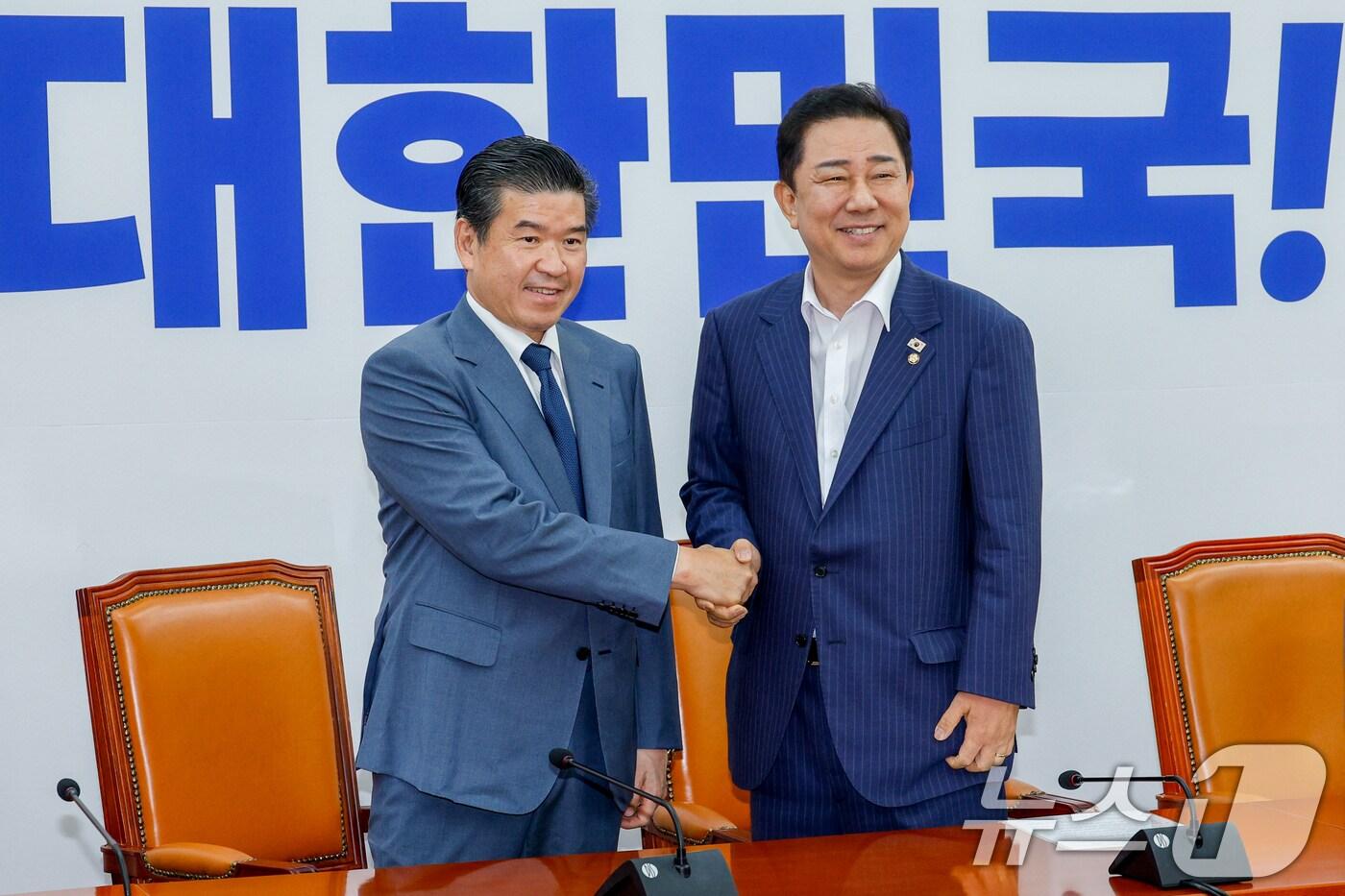 김병기 더불어민주당 원내대표(오른쪽)와 제임스 김 주한미국상공회의소(암참, AMCHAM) 회장이 19일 오전 서울 여의도 국회에서 만나 악수를 하고 있다. 2025.8.19/뉴스1 ⓒ News1 안은나 기자
