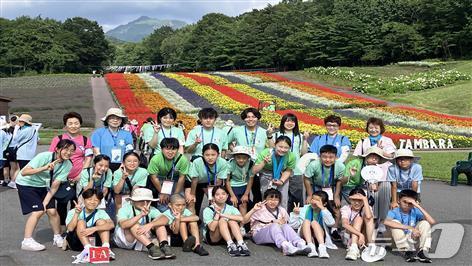 본문 이미지 - 지난해  한·일·중 어린이 동화 교류 대회에 참가한 어린이들이 기념사진을 촬영한 모습.(교육부 제공)