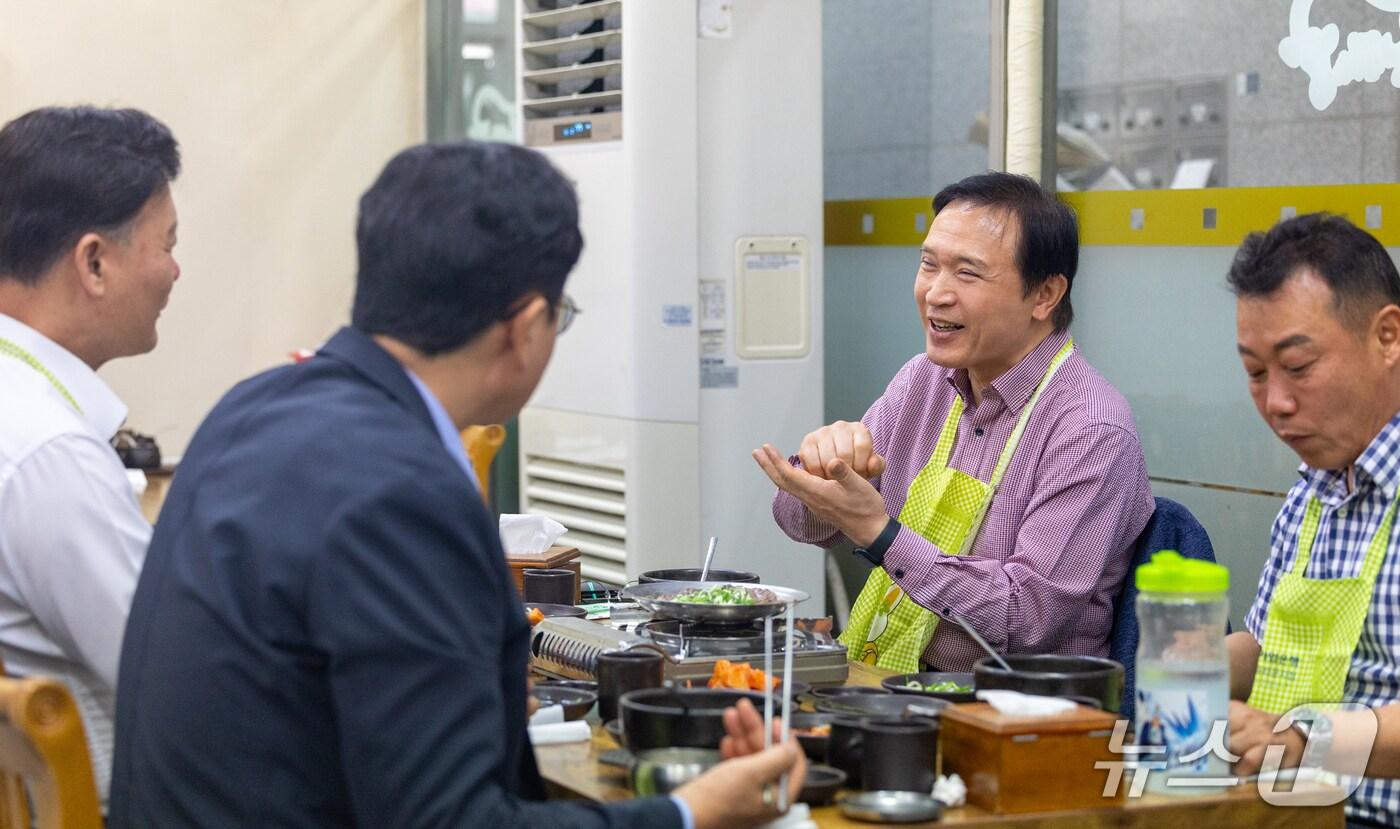 임태희 교육감(사진 오른쪽 두번째)이 경기도의회 의원들과 대화를 나누고 있다.(경기도교육청 제공) 