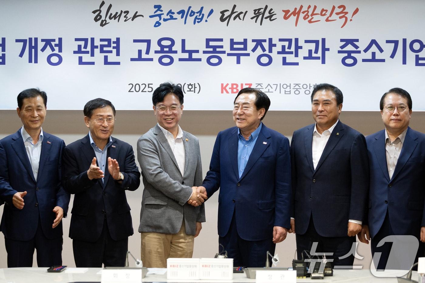 김영훈 고용노동부 장관이 19일 오전 서울 영등포구 중소기업중앙회에서 열린 노조법 개정 관련 초청 간담회에서 김기문 중소기업중앙회장을 비롯한 참석자들과 기념촬영하고 있다. 2025.8.19/뉴스1 ⓒ News1 이승배 기자