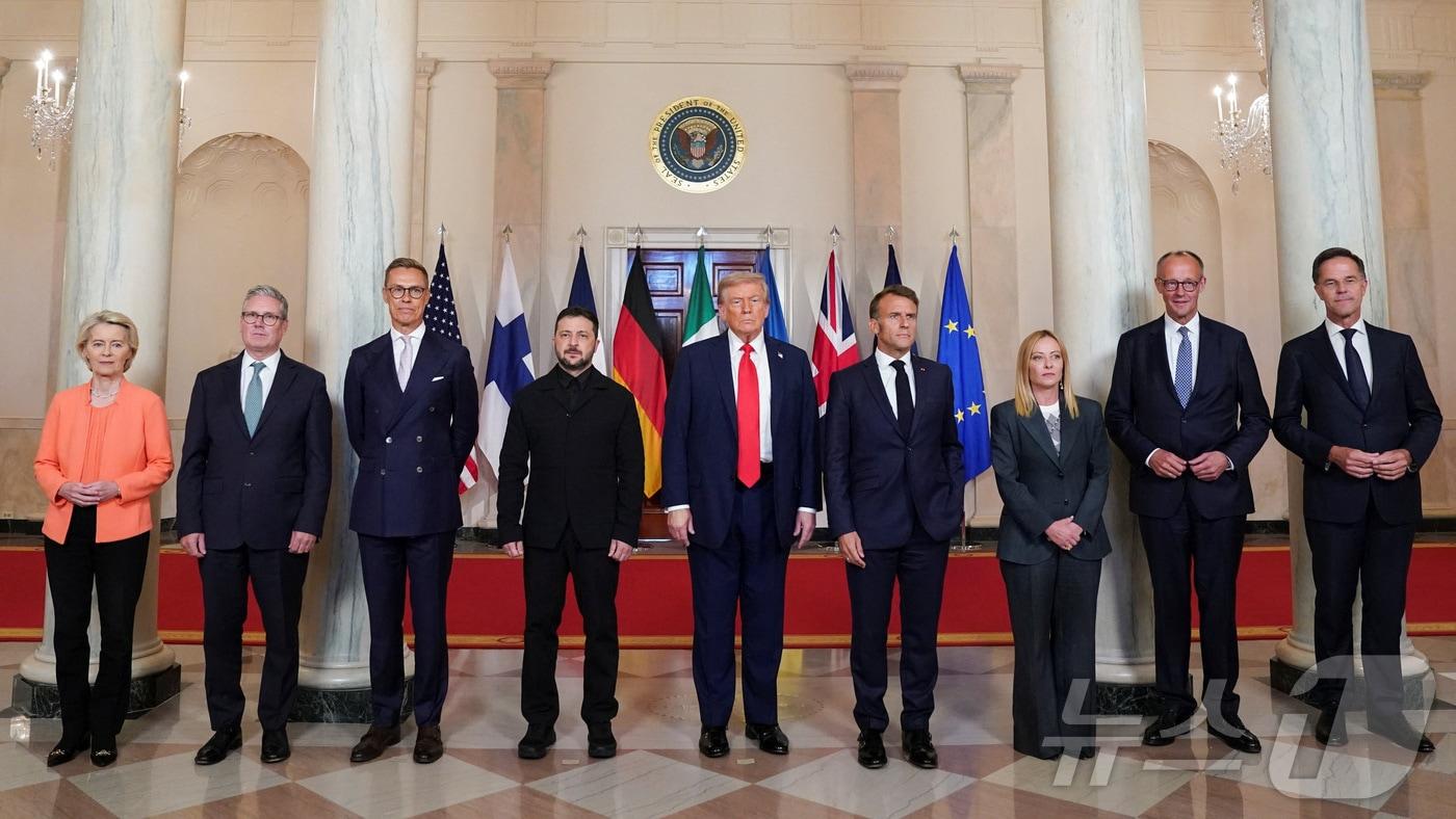 8월 18일&#40;현지시간&#41; 미국 워싱턴 D.C. 백악관에서 러시아의 우크라이나 전쟁 종식을 위한 협상 직전 도널드 트럼프 미국 대통령, 볼로디미르 젤렌스키 우크라이나 대통령, 프리드리히 메르츠 독일 총리, 에마뉘엘 마크롱 프랑스 대통령, 키어 스타머 영국 총리, 조르자 멜로니 이탈리아 총리, 알렉산데르 스투브 핀란드 대통령, 마르크 뤼터 북대서양조약기구&#40;NATO&#41; 사무총장, 우르줄라 폰데어라이엔 유럽연합&#40;EU&#41; 집행위원장이 함께 기념사진을 촬영하고 있다. 2025.08.18. ⓒ 로이터=뉴스1 ⓒ News1 권영미 기자