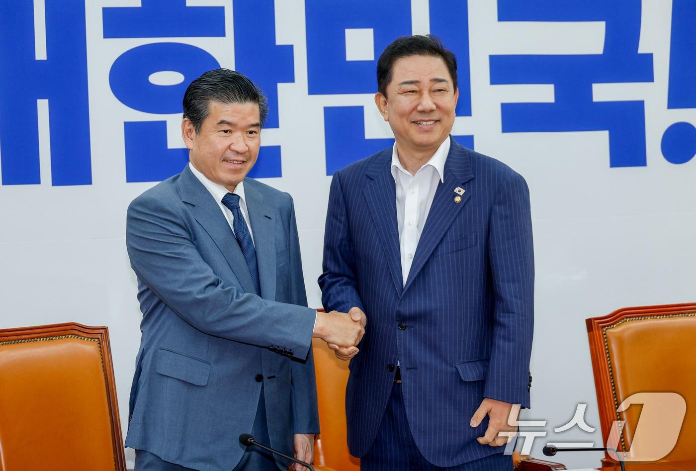 김병기 더불어민주당 원내대표(오른쪽)와 제임스 김 주한미국상공회의소(암참, AMCHAM) 회장이 19일 오전 서울 여의도 국회에서 만나 악수를 하고 있다. 2025.8.19/뉴스1 ⓒ News1 안은나 기자