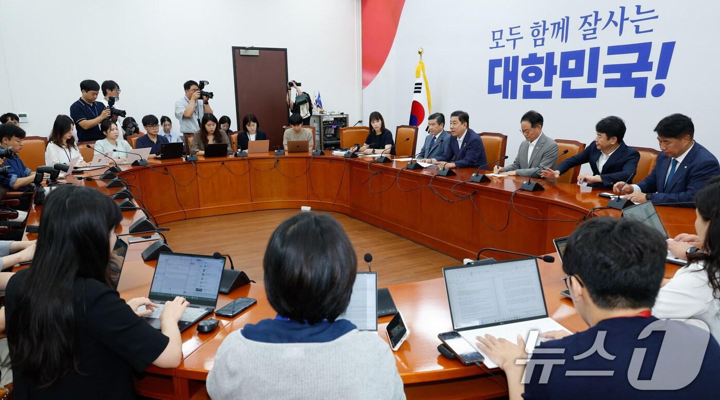 김병기 더불어민주당 원내대표가 19일 오전 서울 여의도 국회에서 제임스 김 주한미국상공회의소(암참, AMCHAM) 회장을 접견, 인사말을 하고 있다. 2025.8.19/뉴스1 ⓒ News1 안은나 기자