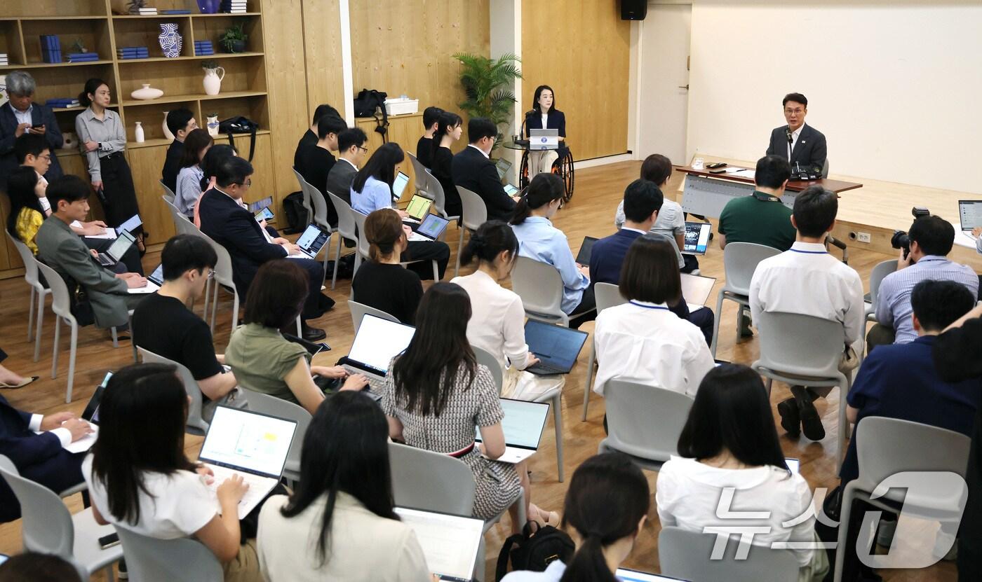 본문 이미지 - 지난 19일 김민석 국무총리가 출입기자단 간담회에서 취재진의 질문에 답하는 모습. 2025.8.19/뉴스1 ⓒ News1 임세영 기자