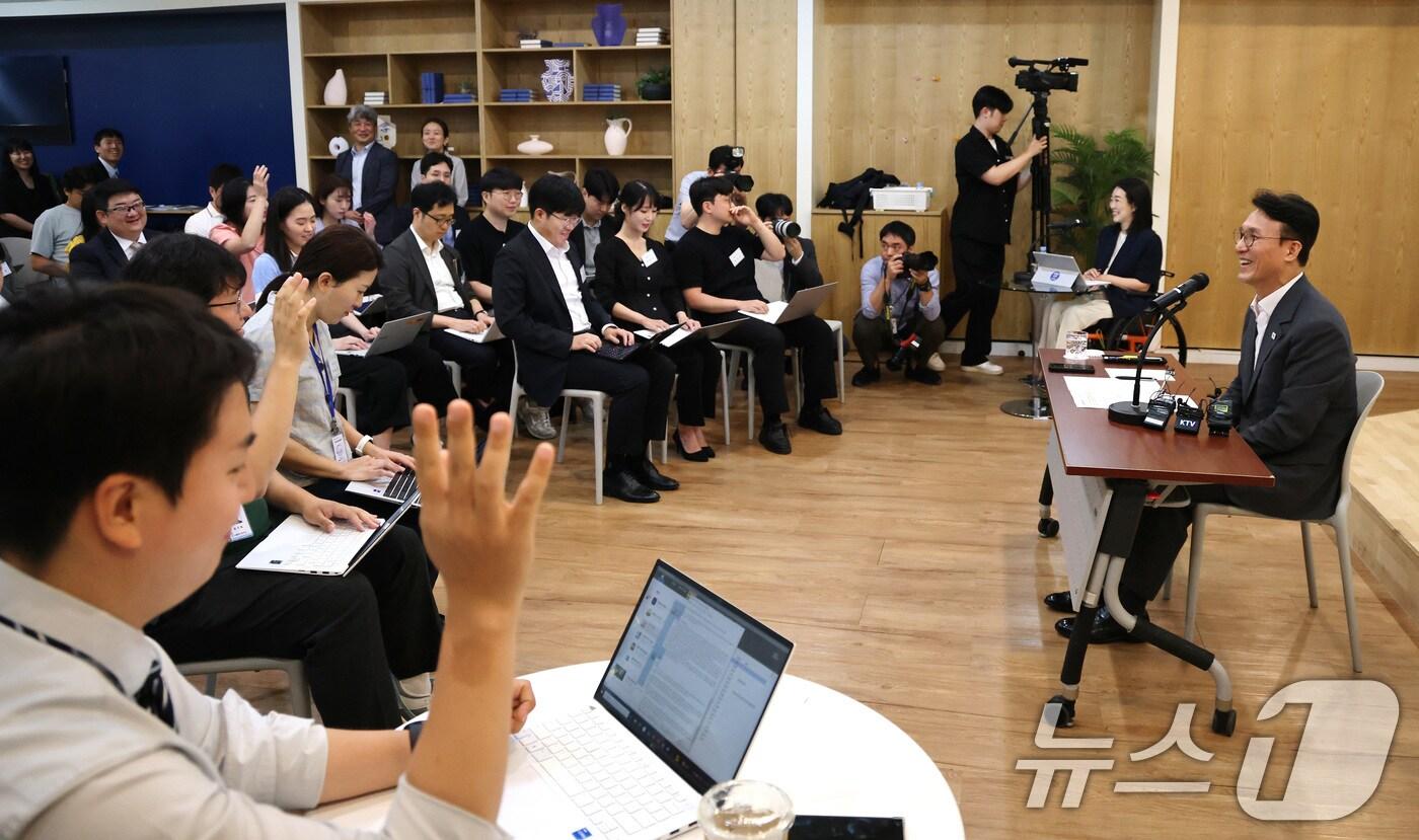 김민석 국무총리가 19일 오전 서울 종로구 정부서울청사에서 열린 출입기자단 간담회에서 취재진의 질문에 답하고 있다. 2025.8.19/뉴스1 ⓒ News1 임세영 기자