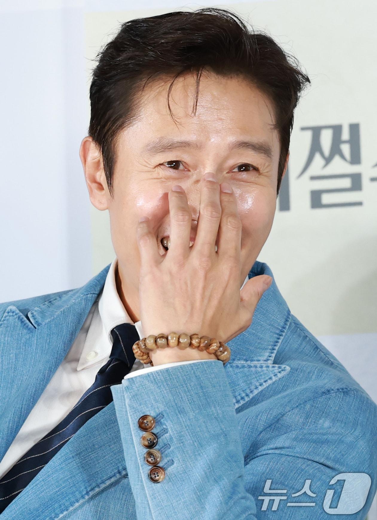 본문 이미지 - 배우 이병헌이 19일 오전 서울 용산구 CGV용산아이파크몰에서 열린 영화 ‘여쩔수가없다’ 제작보고회(감독 박찬욱)에 참석해 미소를 짓고 있다. ‘어쩔수가없다'는 '다 이루었다'고 느낄 만큼 삶이 만족스러웠던 회사원 만수(이병헌 분)가 덜컥 해고된 후, 아내와 두 자식을 지키기 위해 어렵게 장만한 집을 지켜내기 위해 재취업을 향한 자신만의 전쟁을 준비하며 벌어지는 이야기를 그렸다. 2025.8.19/뉴스1 ⓒ News1 권현진 기자