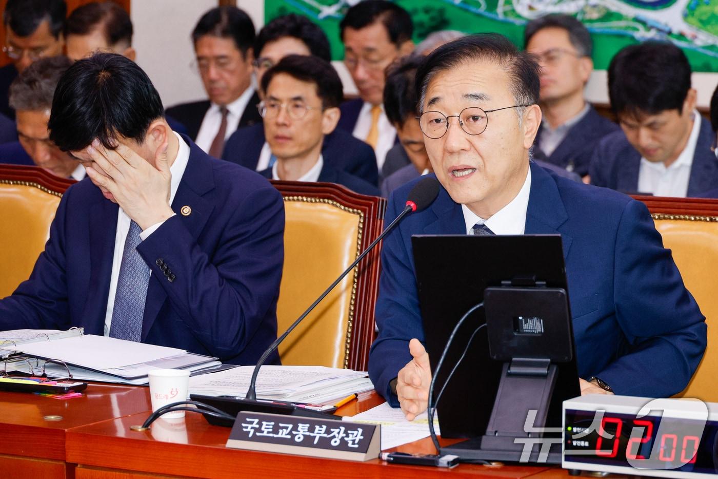 김윤덕 국토교통부 장관이 국토교통위원회 전체회의에 출석해 의원 질의에 답하고 있다. 2025.8.19/뉴스1 ⓒ News1 안은나 기자