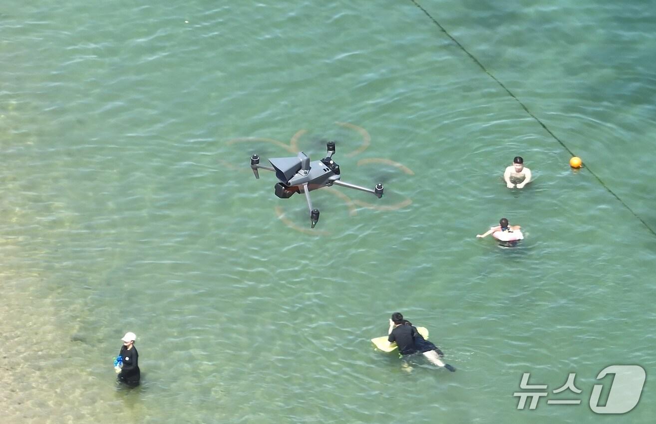 본문 이미지 - 울산 동구 일산해수욕장에서 드론을 활용해 '폭염송', '물놀이 안전송' 등을 틀고 있다.(울산 동구 제공. 재판매 및 DB금지)/뉴스1