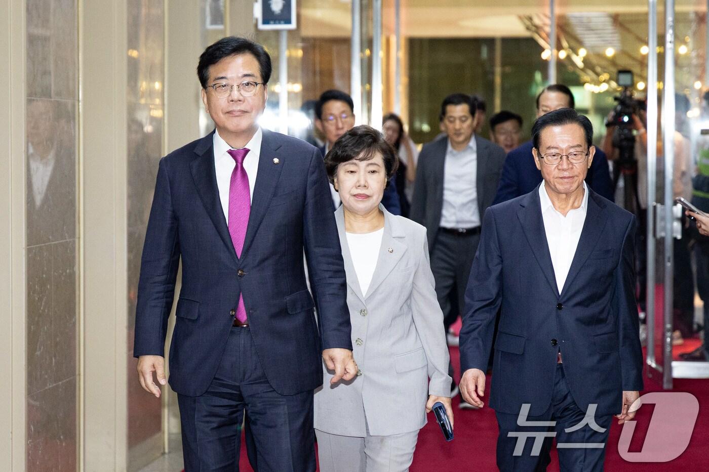 송언석 국민의힘 비상대책위원장 겸 원내대표를 비롯한 중진 의원들이 19일 서울 여의도 국회에서 본회의 일정 연기 등 현안 관련 우원식 국회의장을 만나기 위해 의장실로 들어서고 있다. 2025.8.19/뉴스1 ⓒ News1 유승관 기자