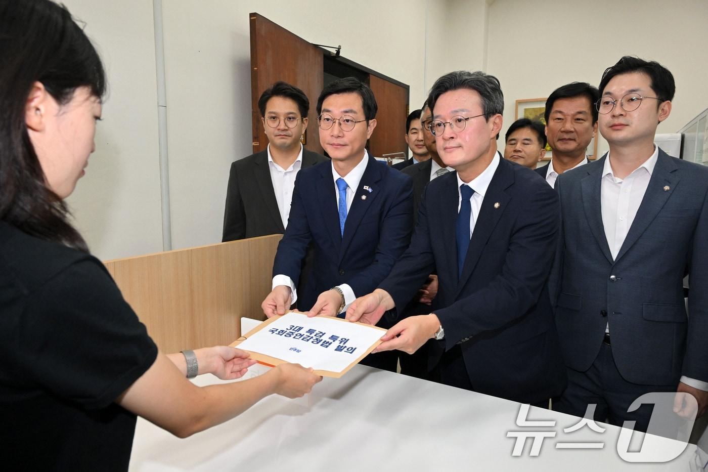 더불어민주당 3대 특검 종합대응 특위 장경태, 채현일, 전용기, 김동아 의원 등이 19일 서울 여의도 국회 의안과에 1호 법안 국회증언감정법을 제출하고 있다. &#40;공동취재&#41; 2025.8.19/뉴스1 ⓒ News1 이승배 기자