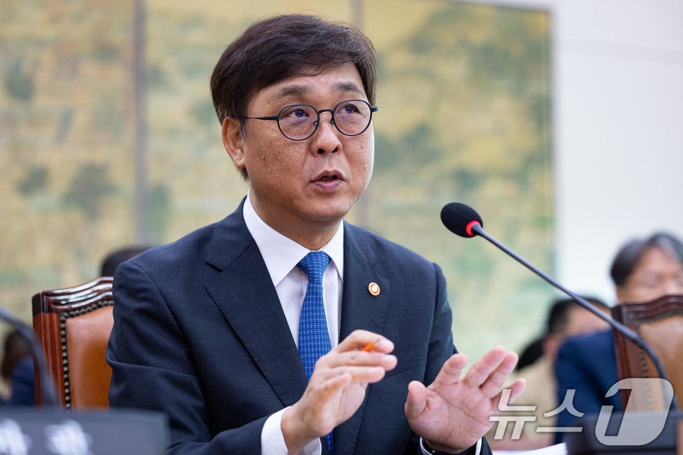 최휘영 문화체육관광부 장관이 19일 서울 여의도 국회에서 열린 제428회 국회(임시회) 문화체육관광위원회 제1차 전체회의에 출석해 2024회계연도 결산 관련 의원 질의에 답하고 있다. 2025.8.19/뉴스1 ⓒ News1 유승관 기자