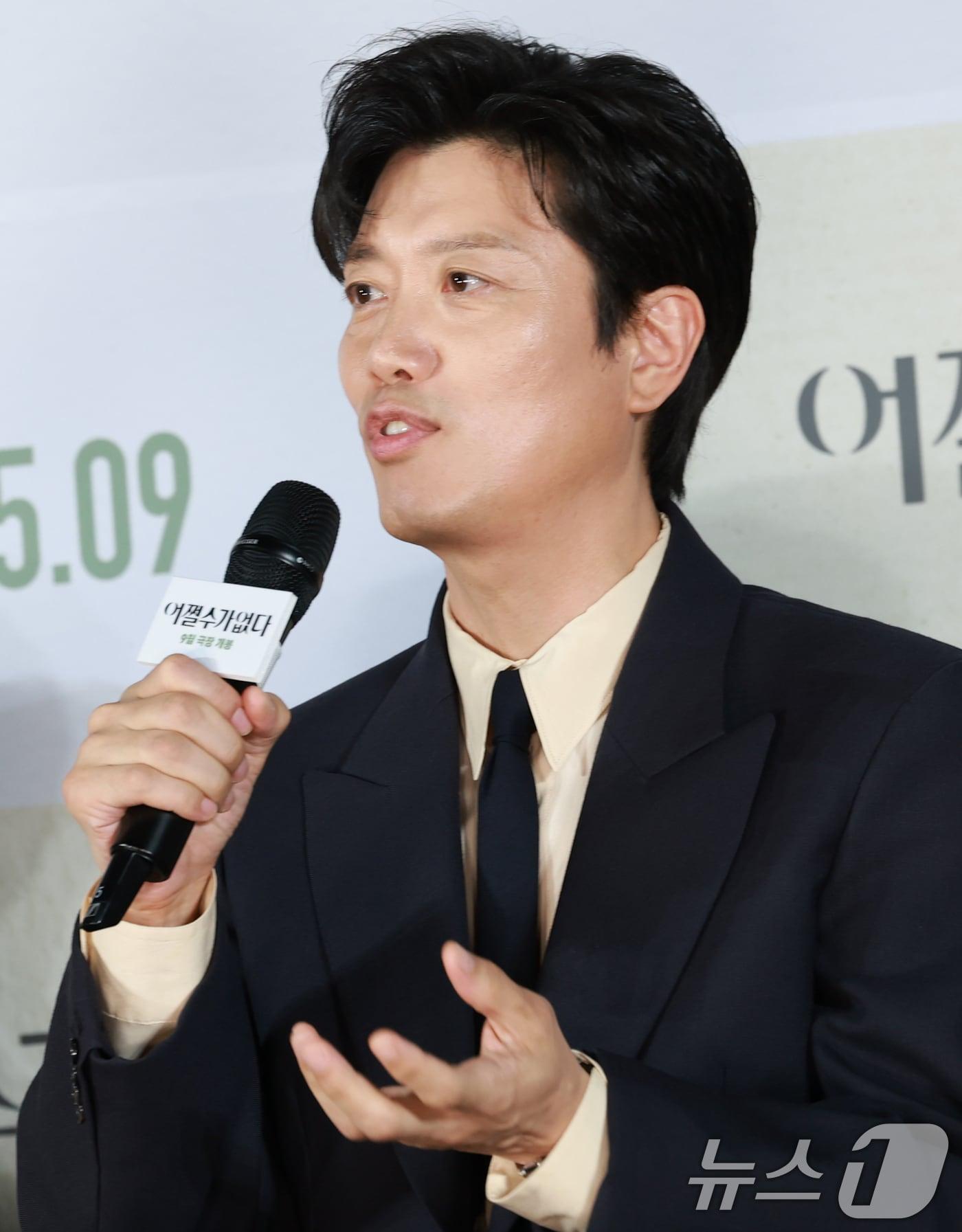 본문 이미지 - 배우 박희순이 19일 오전 서울 용산구 CGV용산아이파크몰에서 열린 영화 ‘여쩔수가없다’ 제작보고회(감독 박찬욱)에 참석해 인사말을 하고 있다. ‘어쩔수가없다'는 '다 이루었다'고 느낄 만큼 삶이 만족스러웠던 회사원 만수(이병헌 분)가 덜컥 해고된 후, 아내와 두 자식을 지키기 위해 어렵게 장만한 집을 지켜내기 위해 재취업을 향한 자신만의 전쟁을 준비하며 벌어지는 이야기를 그렸다. 2025.8.19/뉴스1 ⓒ News1 권현진 기자