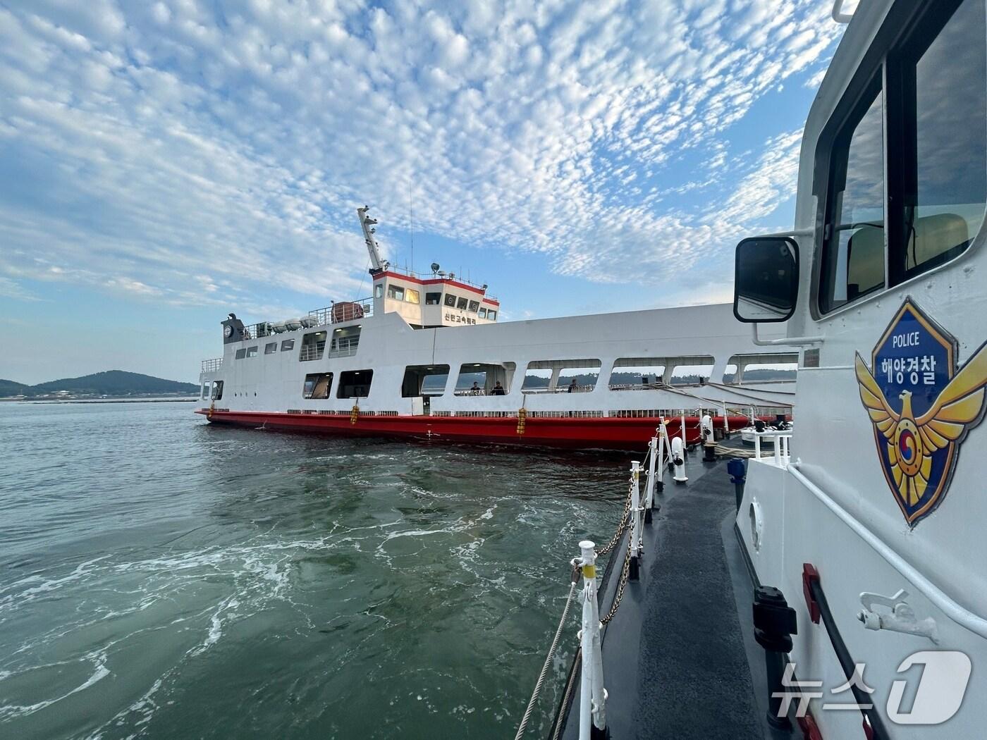 본문 이미지 -  해경이 방향키가 고장 난 여객선을 구조하고 있는 모습. (보령해경 제공, 재판매 및 DB금지) / 뉴스1